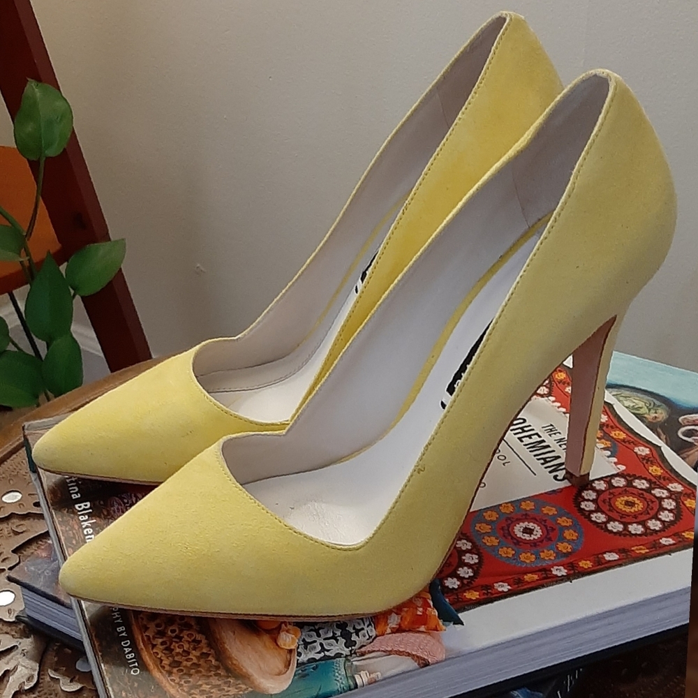 Alice + Olivia Dina Yellow Suede Pointy Toe Pumps